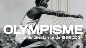 L'affiche de l'exposition Olympisme, une histoire du monde, au Musée National de l'histoire de l'immigration. On y voit l'athlète Jesse Owens qui, lors de Jeux de 1936 de Berlin, défie les thèses racistes du régime nazi, battant plusieurs records du monde.